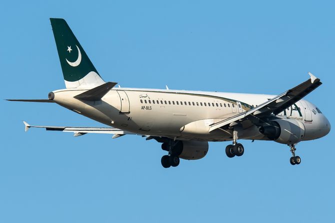 Avion Pakistan International Airlines Airbus A320