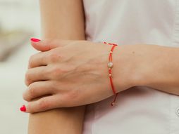 crven konac, crveni konac, crveni konac oko zgloba ruke, crven konac oko ruke, verovanje i značenje crvenog konca