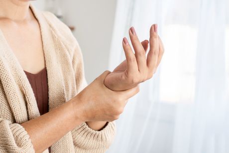 šaka, kosti, slabe kosti, osteoporoza, zdravlje kostiju šaka, kosti, slabe kosti, osteoporoza, zdravlje kostiju