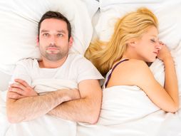 Muškarac budan, žena spava