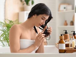 šampon od koprive, zašto je dobar šampon od koprive, šampon, pranje kose, suva kosa, devojka