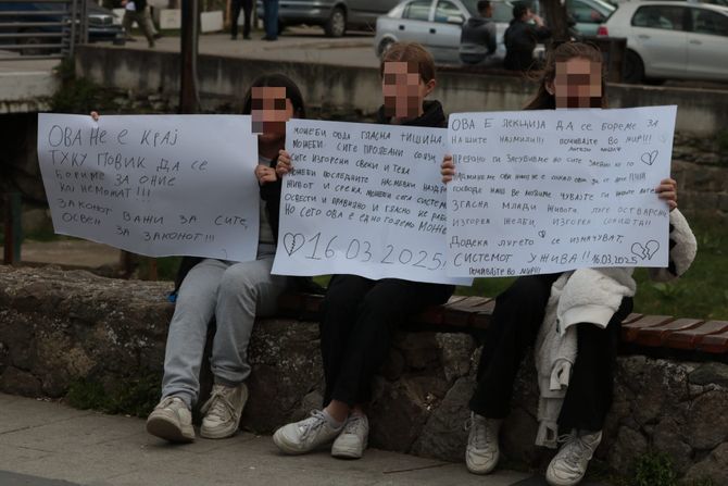 Kočani, deca drže transparente uoči protesta