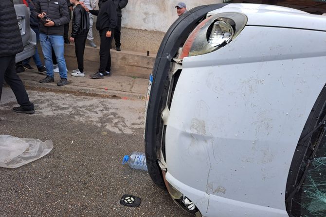 Protest u Kočanima, građani oborili automobil vlasnika, Kočani