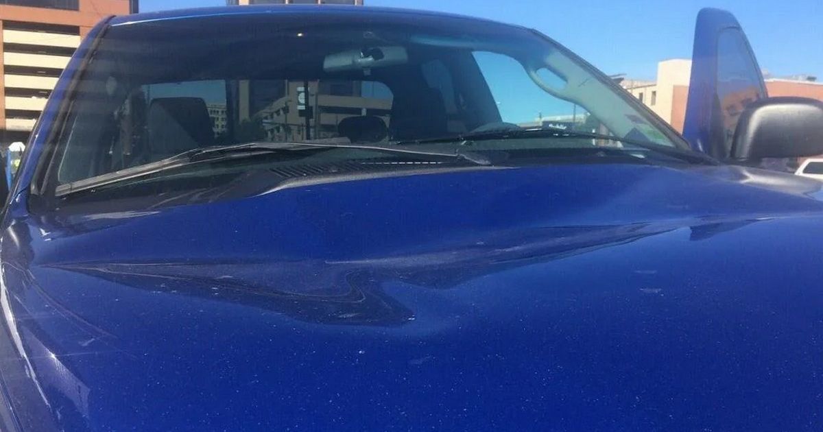 Čovek ostavio auto na parkingu: Ujutru ga sačekale ulubljena hauba i tužna poruka, nije mogao da dođe sebi - Telegraf.rs