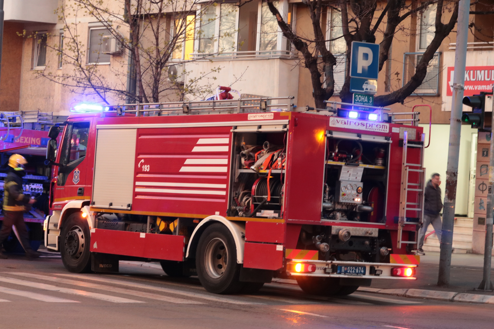 Drama u Novom Sadu: Gori automobil, vatrogasci se bore sa vatrenom stihijom