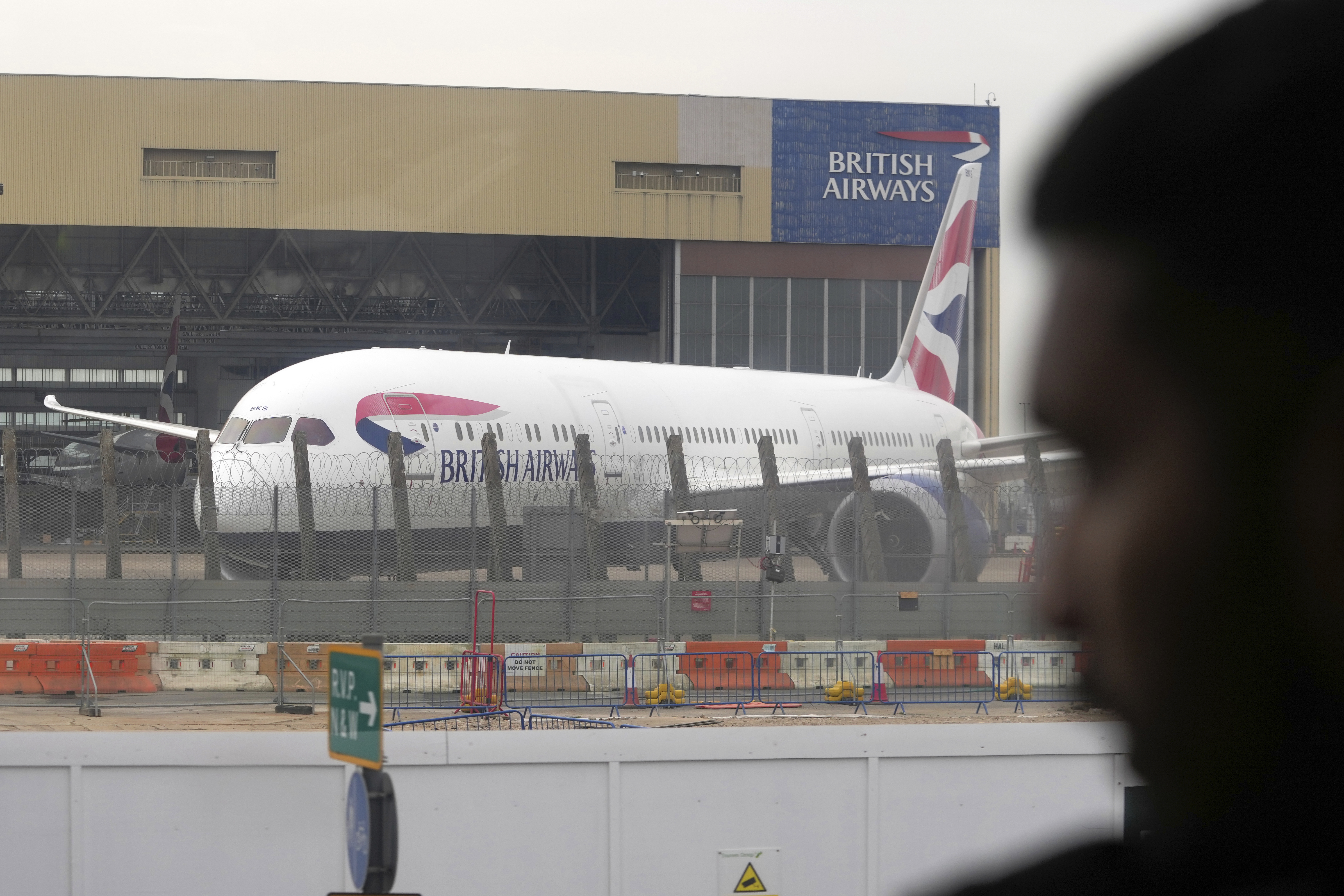 Požar na londonskom aerodromu Hitrou, otkazuju se letovi! Pojavili se snimci, vatrogasci u akciji!