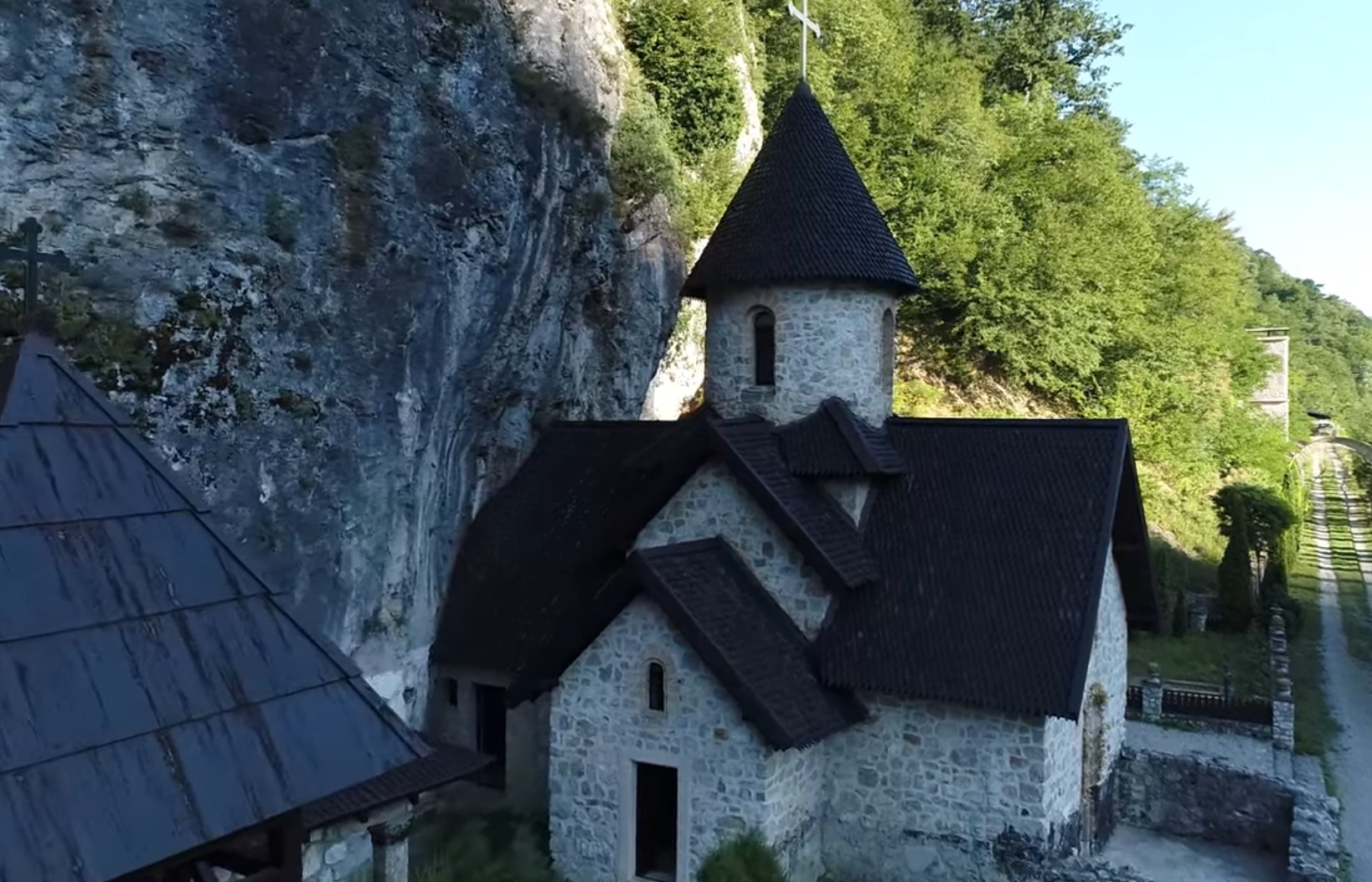 Drugi "Ostrog" na granici Srbije i Crne Gore: Svetinja za koju se veruje da leči i spaja vere