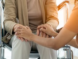 žena u kolicima, ćerka ispunila majci poslednju želju, žena na samrti, starica, kolica