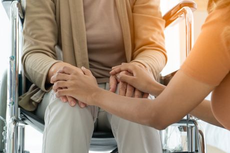 žena u kolicima, ćerka ispunila majci poslednju želju, žena na samrti, starica, kolica žena u kolicima, ćerka ispunila majci poslednju želju, žena na samrti, starica, kolica