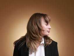 stepenasto šišanje, ošišana kosa, stepenasta kosa, kosa, stilizovana kosa