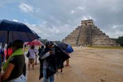 Snimljena neverovatna POJAVA NA VRHU čuvene piramide! Turisti u šoku: "Znaju nešto što mi ne znamo"