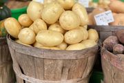 Kako očistiti mladi krompir za manje od dva minuta: Trik iskusnih kuvara koji štedi vreme i čuva ukus