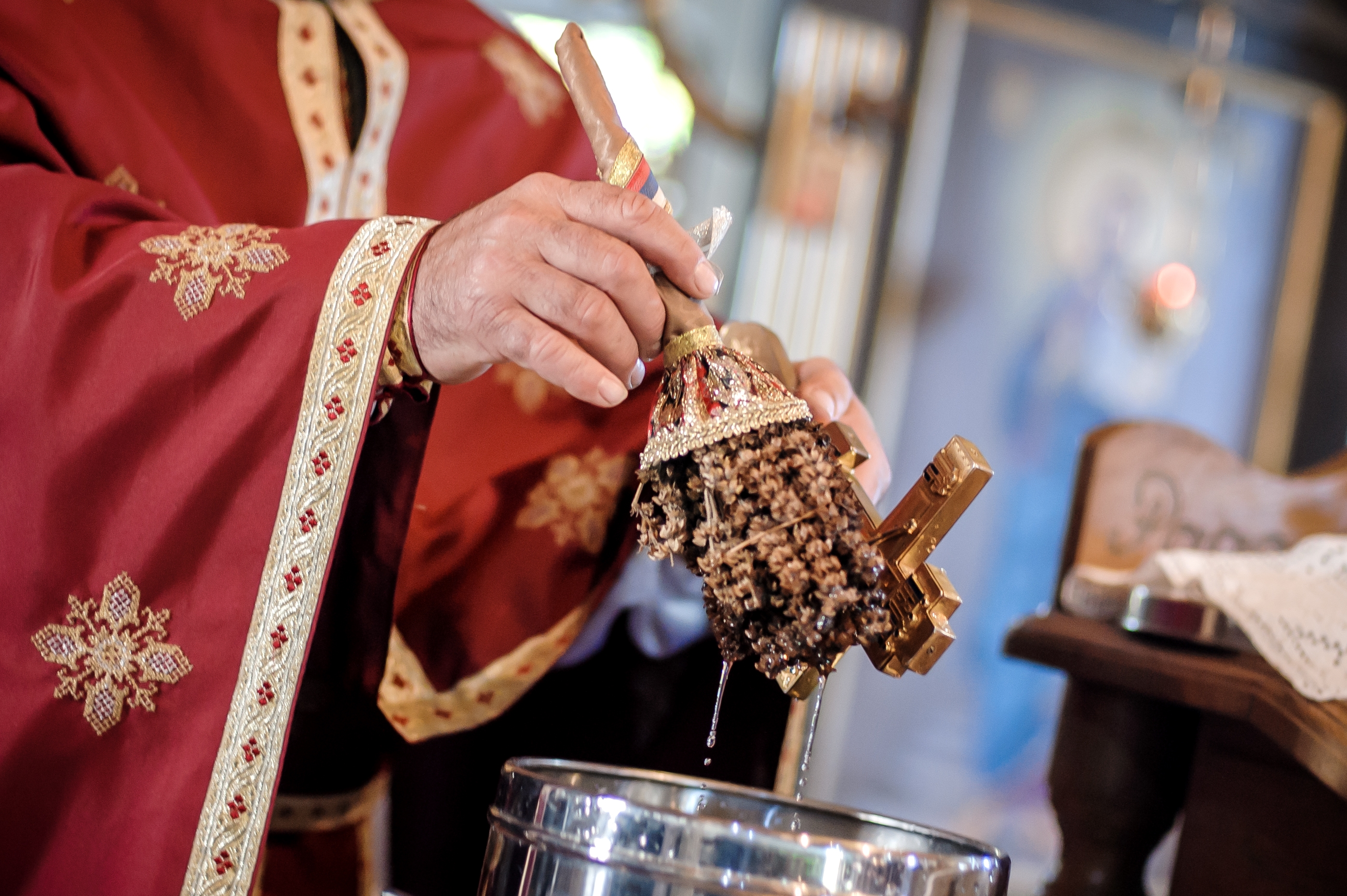 Ovo je pravilo koje malo ko zna: Koliko dugo sme da stoji sveta vodica i šta da uradite kada donesete novu