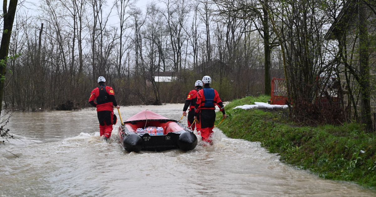 Ignorisali upozorenja, pa ih bujica odnela, na krovu kombija čekali spas: Drama kod Petrova u rano jutro