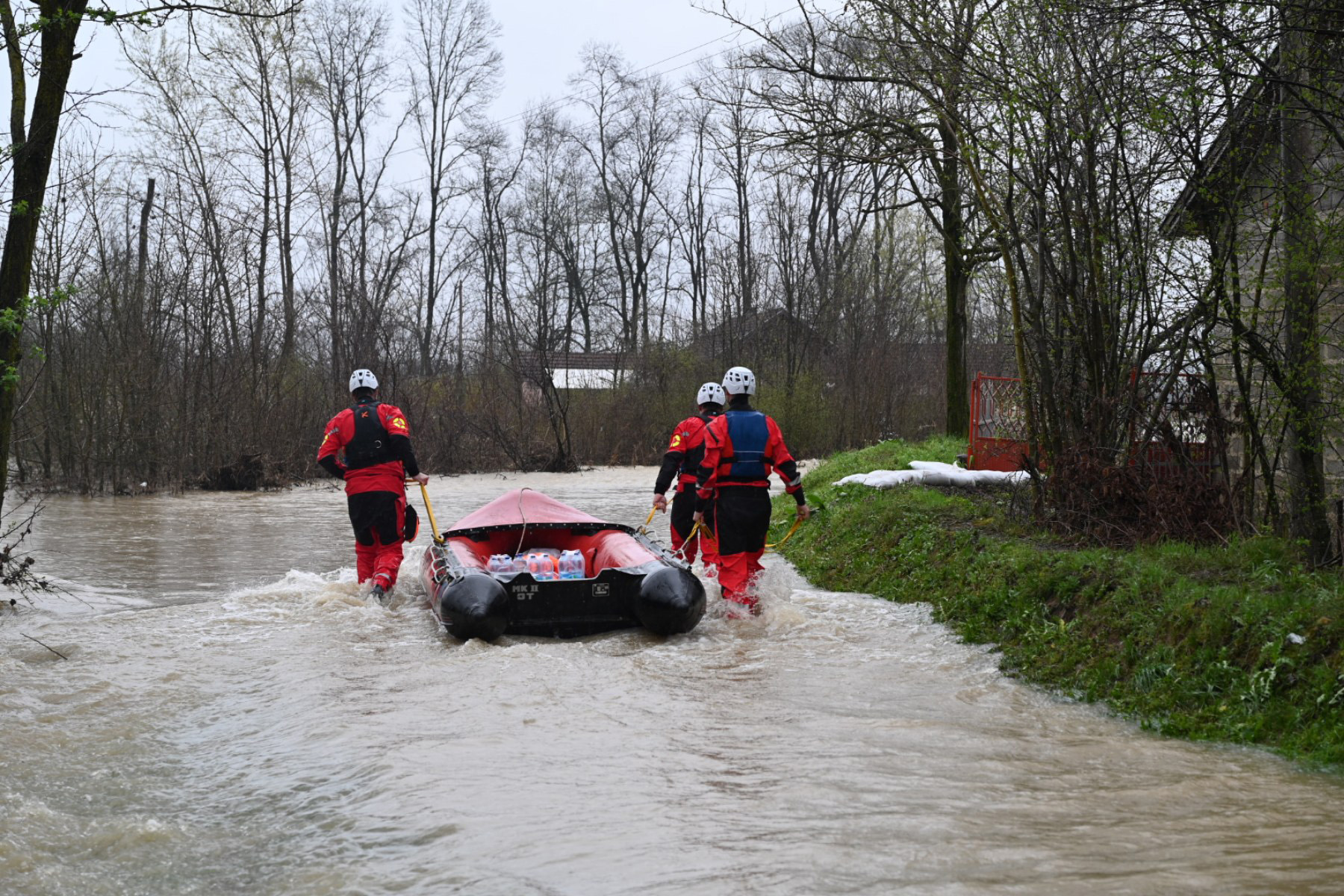 Ignorisali upozorenja, pa ih bujica odnela, na krovu kombija čekali spas: Drama kod Petrova u rano jutro