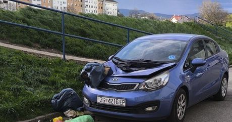 Smeće bačeno iz solitera na automobil u Zagrebu