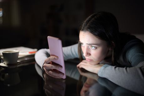 Depresija, mobilni, tinejdžerke Depresija, mobilni, tinejdžerke