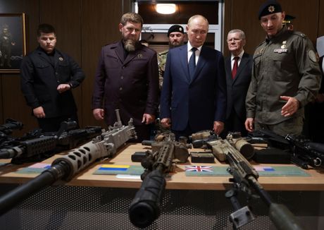 Adam Kadirov, Vladimir Putin i Ramzan Kadirov Adam Kadirov, Vladimir Putin i Ramzan Kadirov