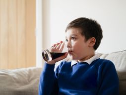 dete pije sok, gazirani sok, dete, gazirano piće