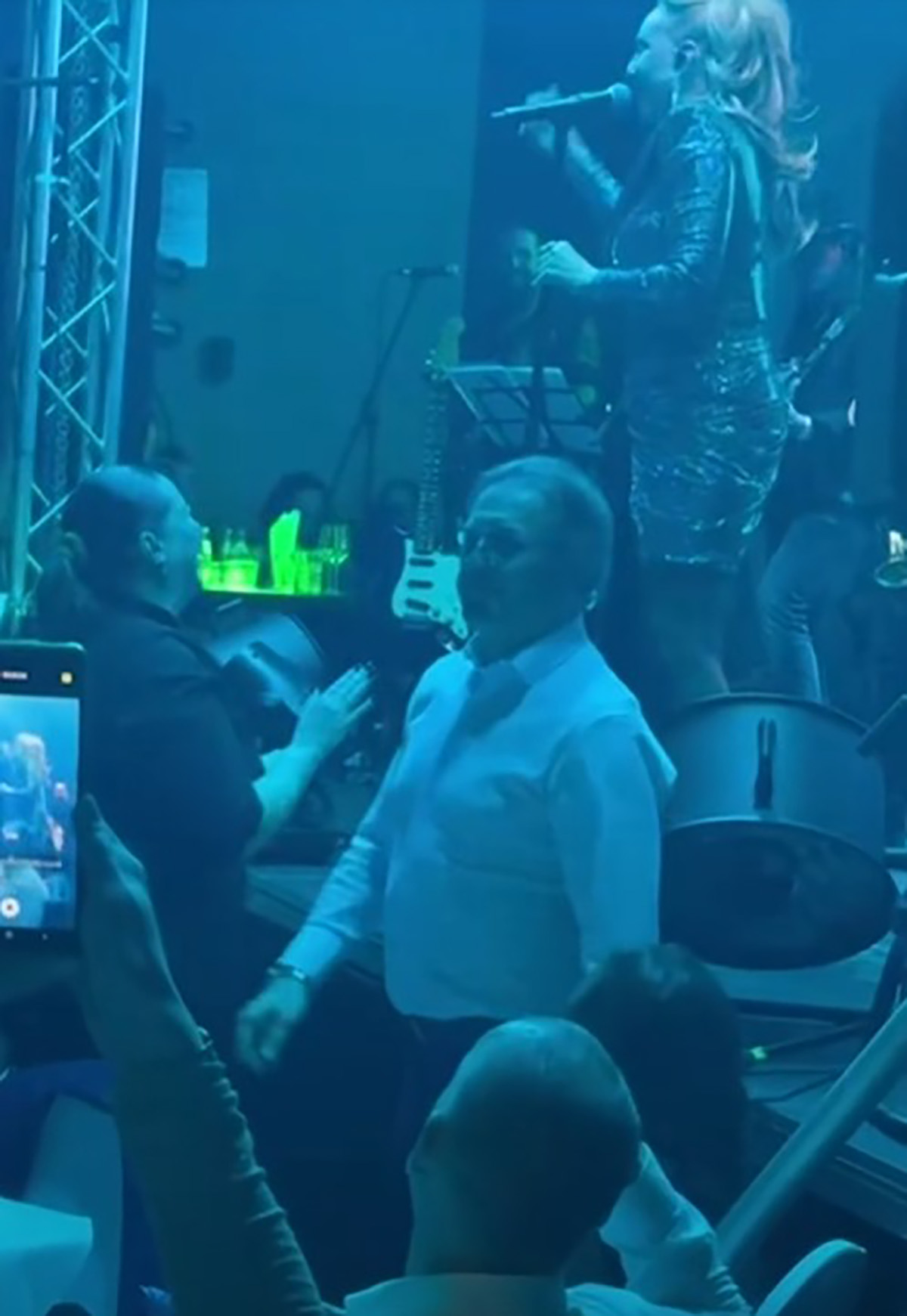 Ovaj moćnik zamenio ženu sa 30 godina mlađom, pa se razveo i njegov sin: Bivša snajka "maznula" NBA zvezdu