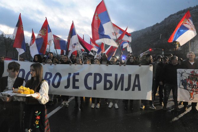 Srbi sa KiM pešače ka Beogradu Srbi sa KiM pešače ka Beogradu