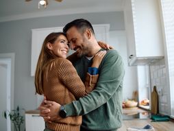 horoskop, zodijak, astrologija, zaljubljeni par, ljubav, emotivna veza, zagrljaj