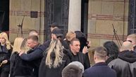 Pojavio se Joca Amsterdam: Stigao na sahranu Željka Rutovića, pa u suzama grlio njegovu decu