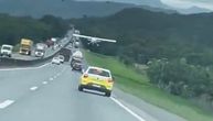 Avionu otkazao motor, pilot sleteo na auto-put između automobila i kamiona: Snimak za nevericu
