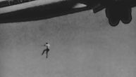 Čuvena fotografija dečaka koji ISPADA IZ AVIONA u letu krije tužnu priču: Jedna želja ga je koštala života