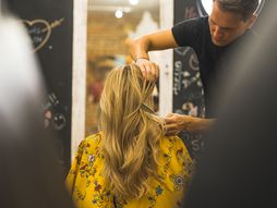 stepenasta frizura, stepenasto šišanje, frizura, pramenovi, frizer