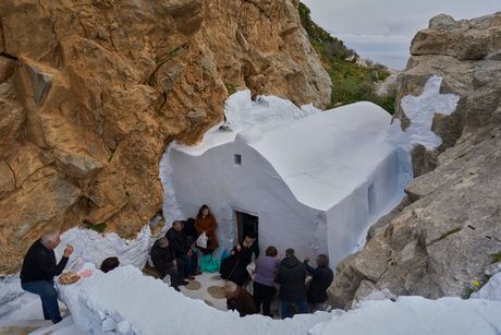 Ostrvo Amorgos Grčka manastir monah Spiridon Ostrvo Amorgos Grčka manastir monah Spiridon