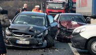 Zestok sudar u Sevojnu: Smrskana vozila stoje nasred kolovoza, saobraćaj usporen