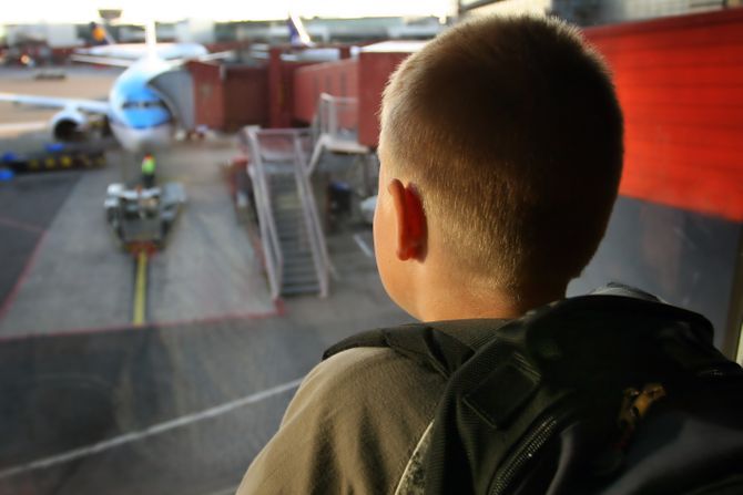 Deca koja lete bez pratnje, dete putovanja, avion, dečak, aerodrom Deca koja lete bez pratnje, dete putovanja, avion, dečak, aerodrom