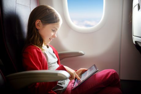 Deca koja lete bez pratnje, dete putovanja, avion, devojčica Deca koja lete bez pratnje, dete putovanja, avion, devojčica
