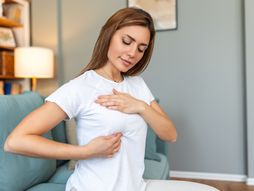 rak dojke, simptomi raka dojke, žena, pregled dojke, dojka