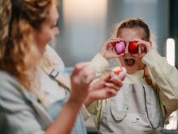 Uskrs, porodica, majka i cerka, uškrsnja jaja