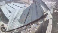 Uživala u dvorištu kada je počela oluja: Žena nije stigla da reaguje, a krov je poleteo prema njoj!