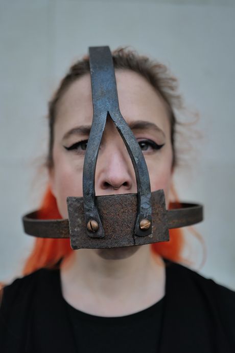 grdi uzdu, scold's bridle grdi uzdu, scold's bridle