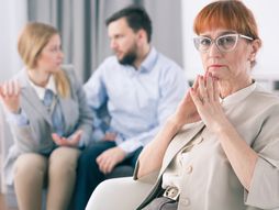 Muškarac, žena i starija žena