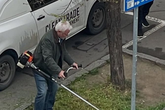 Dragi Jelić YU grupa sa trimerom