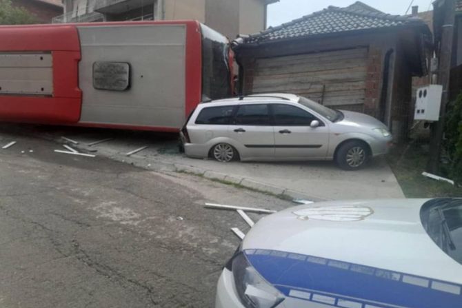 Prevrnut autobus u Aleksincu