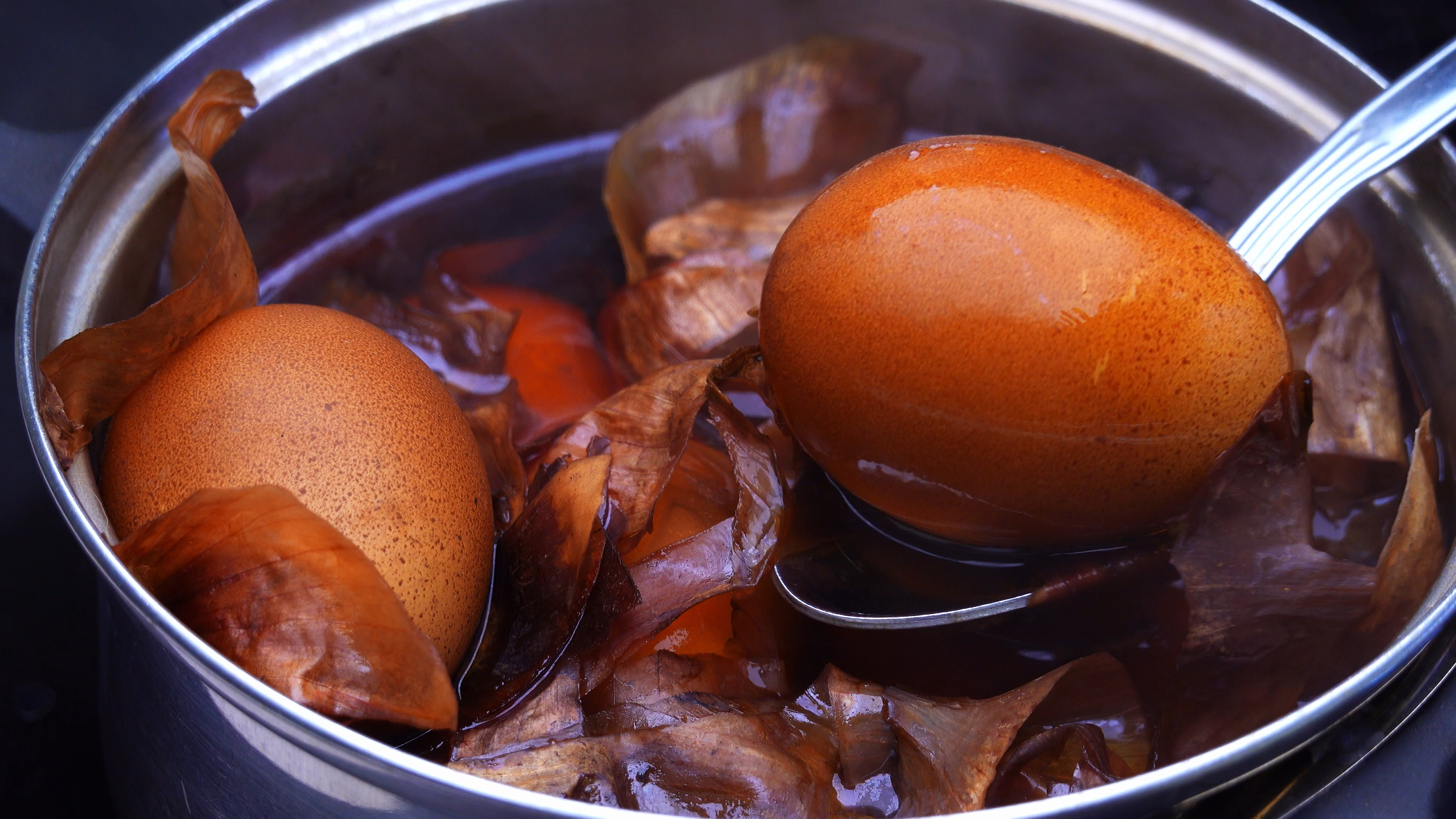 Niste stigli i uradili bi to danas? Evo da li je greh farbati jaja na Veliku subotu