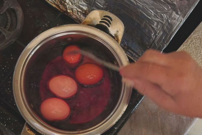 porodica Nikolić, nojevo jaje, farbanje porodica Nikolić, nojevo jaje, farbanje