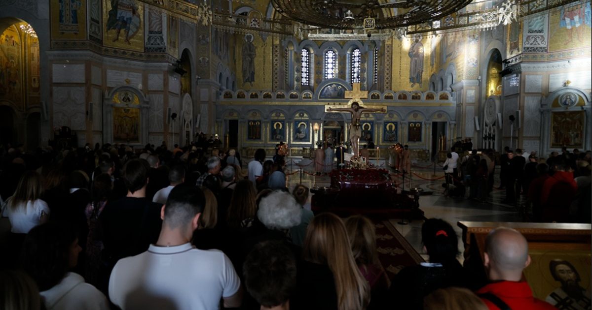 U Hramu Svetog Save na Veliki petak izneta plaštanica: Evo do kada možete da je celivate