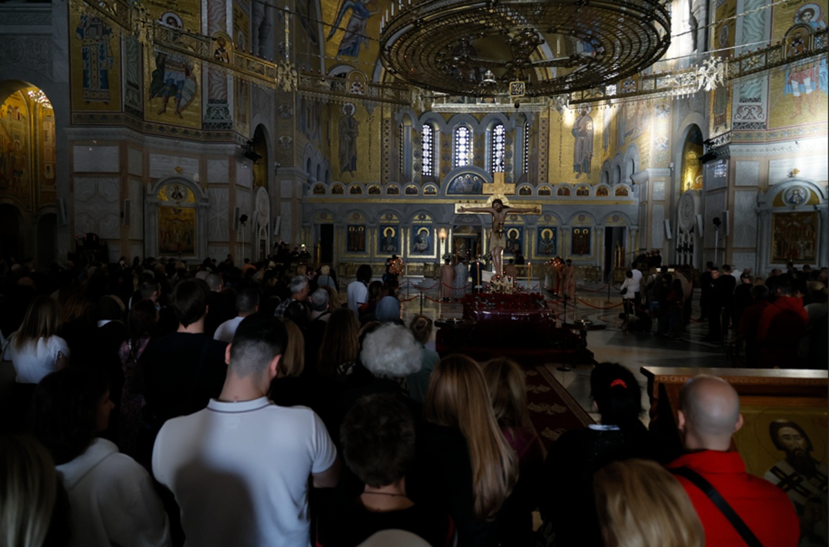 U Hramu Svetog Save na Veliki petak izneta plaštanica: Evo do kada možete da je celivate