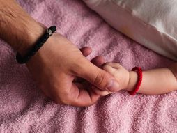 da li beba treba da nosi brojanicu, brojanica, beba, bebina ruka, roditelj i beba