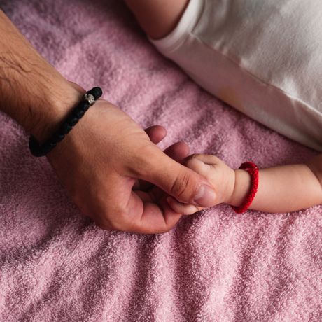 da li beba treba da nosi brojanicu, brojanica, beba, bebina ruka, roditelj i beba