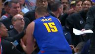 Urnebesna scena koja je mnogima promakla! Jokić hteo da uzme loptu, otimao se sa pomoćnim trenerom Klipersa