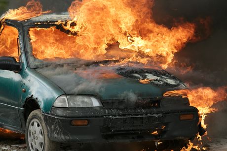 Zapaljen automobil Zapaljen automobil