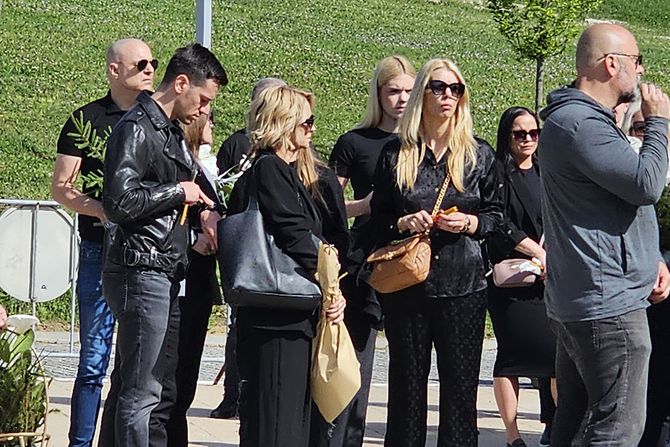 Sahrana Daniele Boračeve, Goca Tržan sa mužem Sahrana Daniele Boračeve, Goca Tržan sa mužem